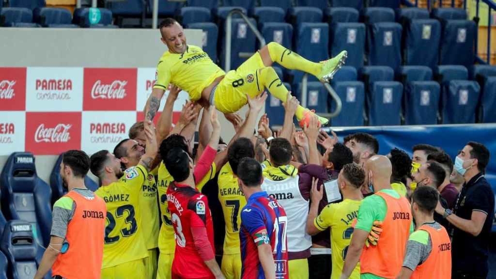 Santi Cazorla ovationné par ses coéquipiers après deux saisons passées à Villarreal.