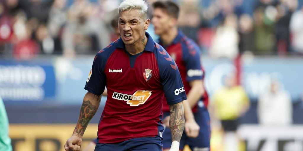 Chimy Ávila célébrant un but avec Osasuna